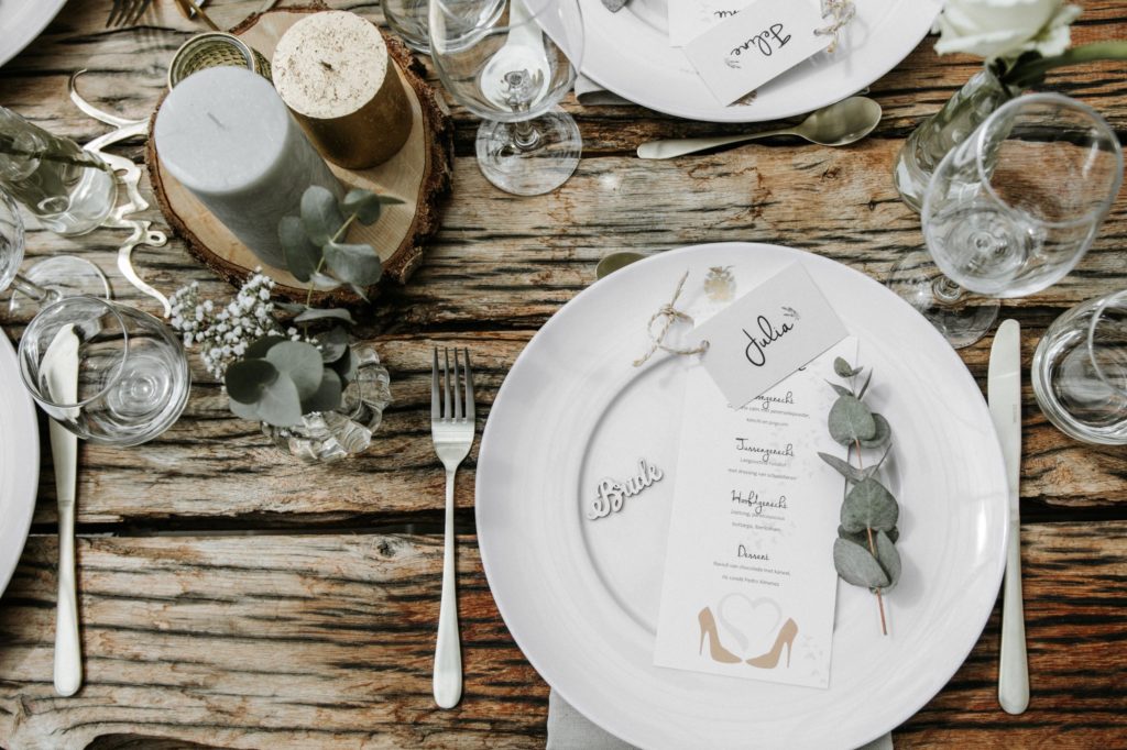 houten schaal met kaarsen. centerpiece op de dinertafel