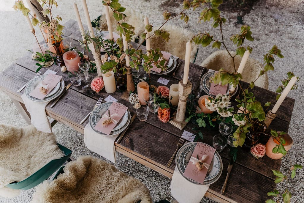 bloemen en kaarsen als centerpieces op de dinertafel
