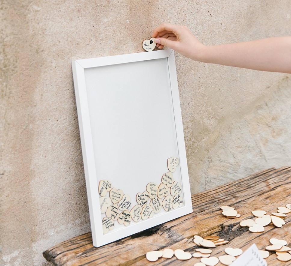 Houten hartjes als origineel gastenboek