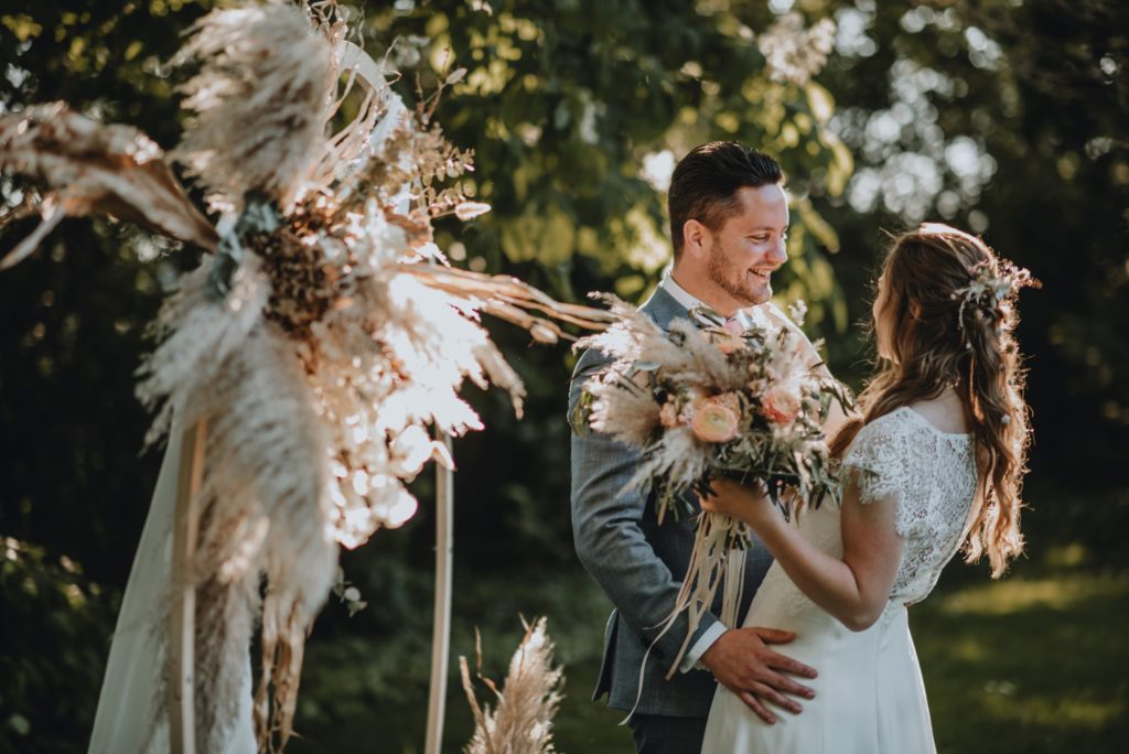 boho bruiloft ceremonie